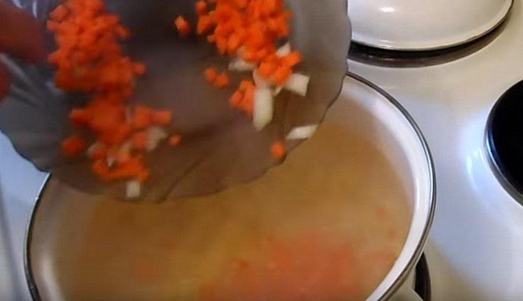 Mettez les pommes de terre, les carottes et les oignons dans de l'eau bouillante.