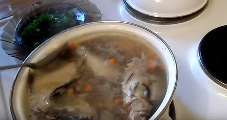 Après ébullition, veillez à retirer la mousse de la soupe.