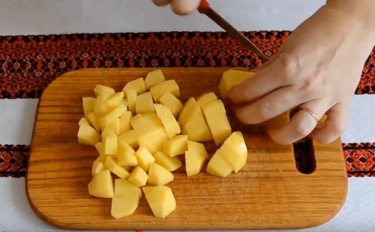 Épluchez et coupez les pommes de terre en dés.
