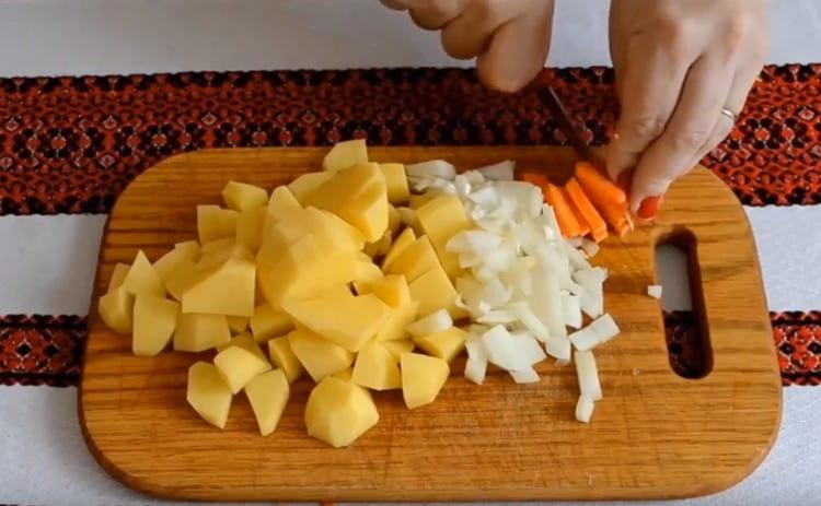 Las zanahorias se pueden cortar en tiras.