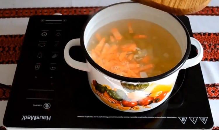 Ajouter les pommes de terre, les oignons, les carottes à l'eau.