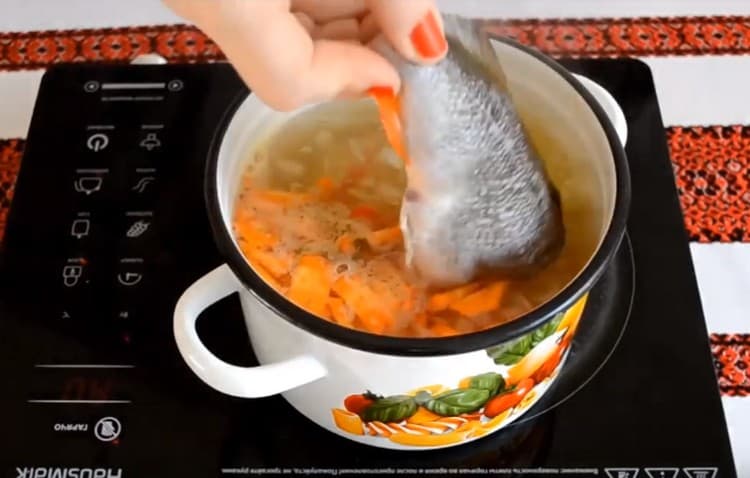 When the vegetables are ready, put the perch in a saucepan.