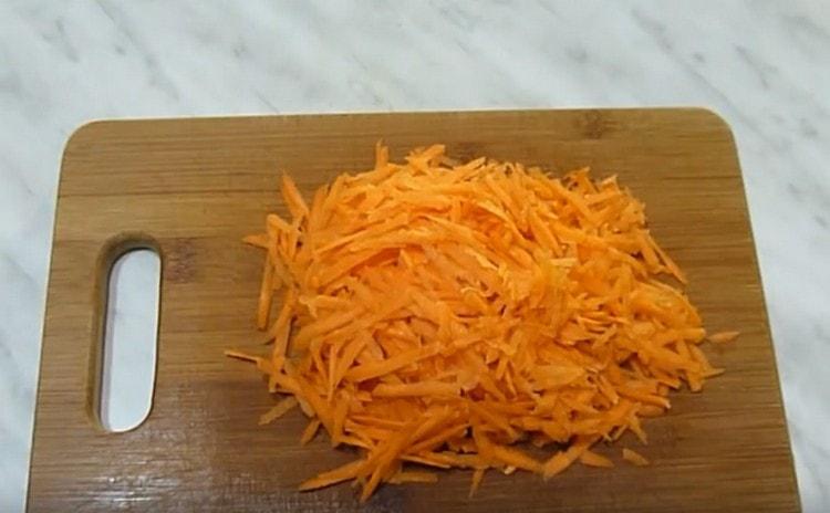 Sur une râpe grossière on frotte des carottes.