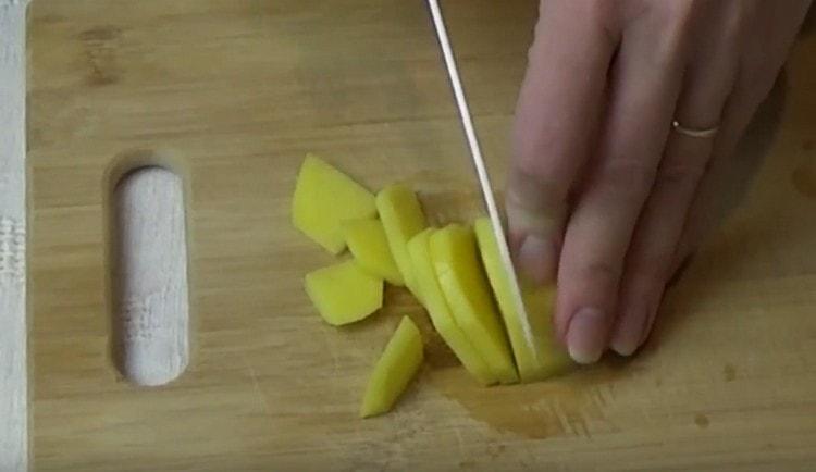 Épluchez et hachez les pommes de terre.