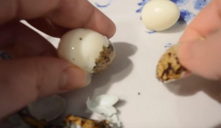 Hard boiled and cleaned quail eggs.