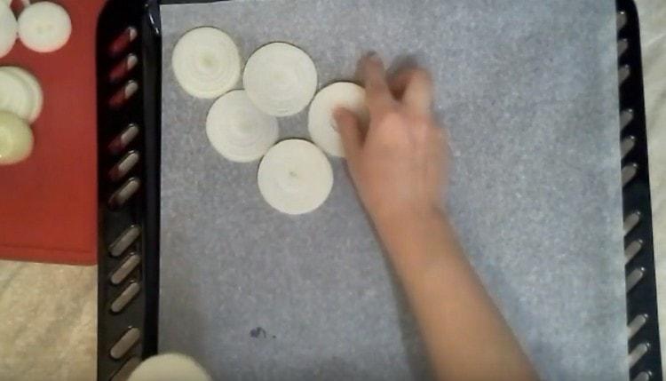 Extienda los aros de cebolla en el pergamino diagonal.