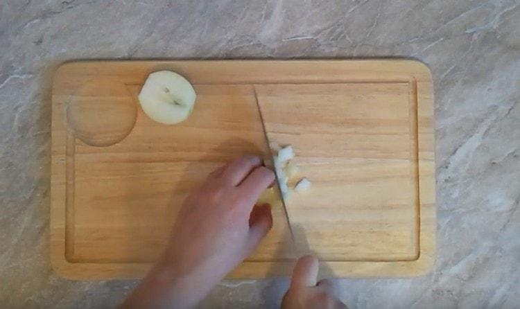 Cortar la cebolla en un cubo pequeño.