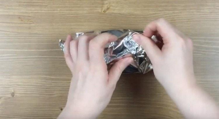Recogemos el papel de aluminio en forma de bolsa y enviamos el blanco al horno.