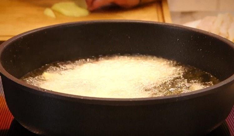 Mettez les pommes de terre dans l'huile bouillante.