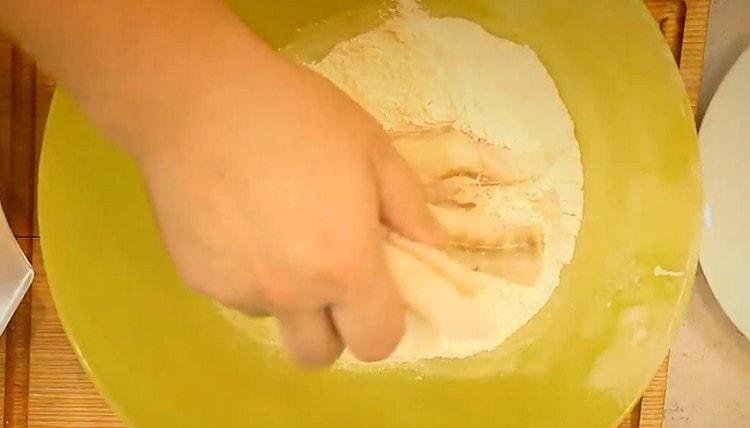 Rouler des morceaux de filet dans la farine.