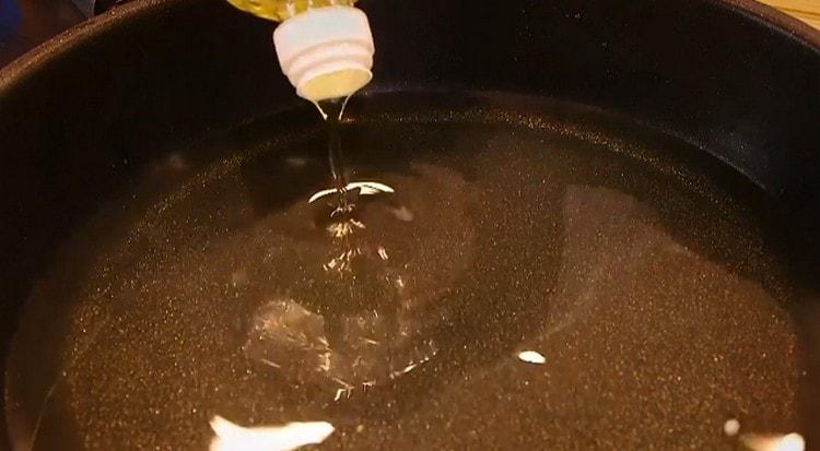 Verhit de plantaardige olie in een kookpan of -pan.