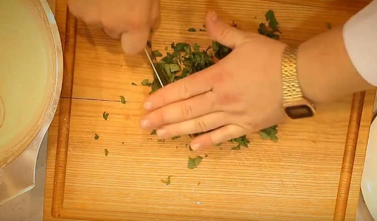 Ajouter les verts hachés à la pâte.