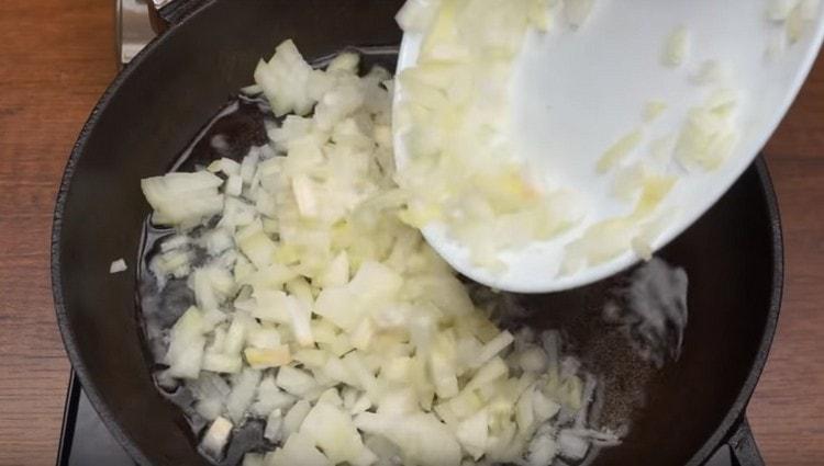 We heat the pan with vegetable oil, fry the onions.