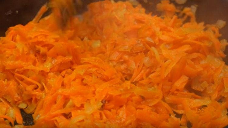 Agregue las zanahorias a la cebolla y pase las verduras.