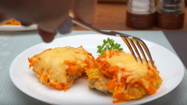 El filete de merluza cocinado de esta manera en el horno conserva la jugosidad y también se ve muy apetitoso.