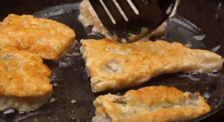 Repartimos los trozos de pescado en una sartén con aceite vegetal y freímos por ambos lados.