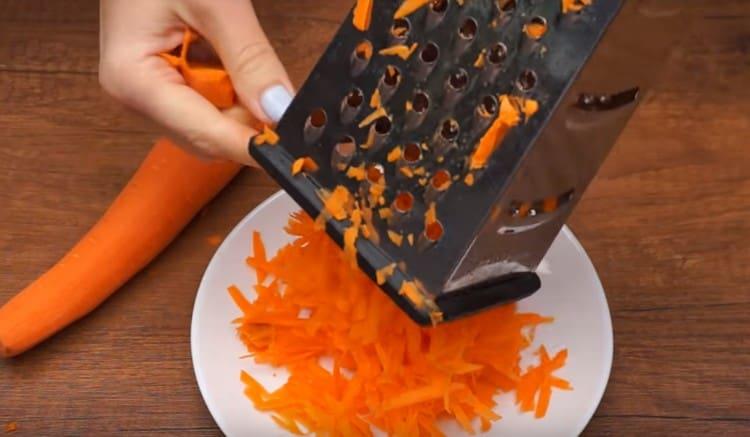 Frotter les carottes sur une râpe grossière.