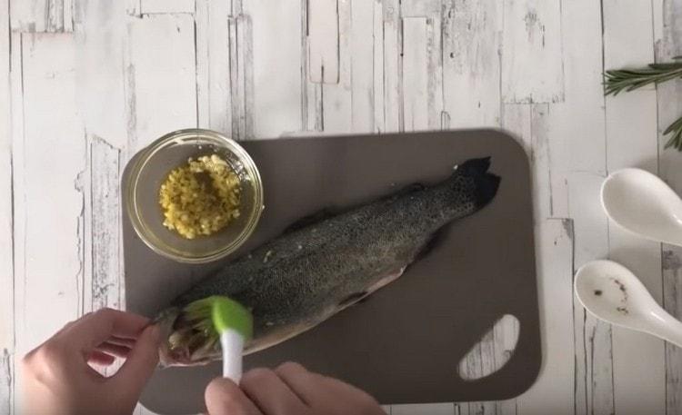 À l'aide d'un pinceau, graisser la truite avec la marinade obtenue.