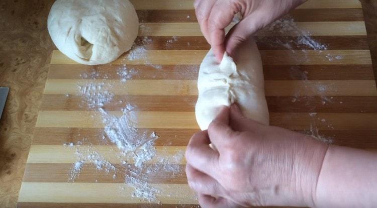 We vormen stokbrood van het deeg.