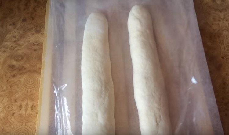 Ang nabuo na baguette ay dapat tumayo para sa isa pang 3 oras at dagdagan ang dami.