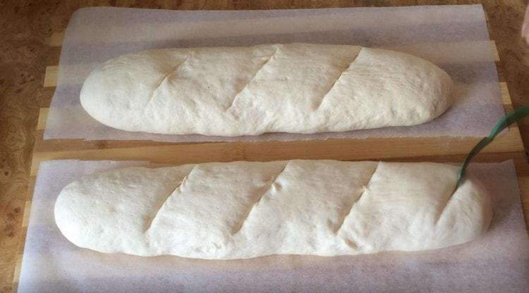 Sur les baguettes on fait des coupes obliques, on pulvérise les produits avec de l'eau.