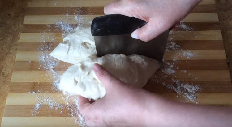 Approach the dough in half.