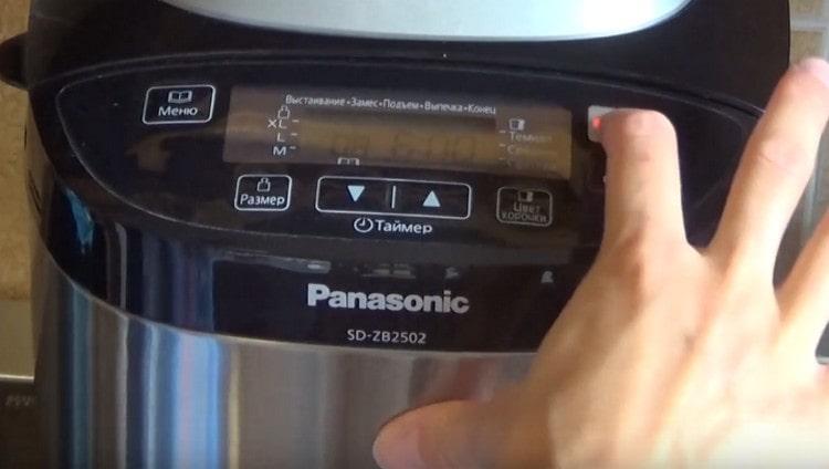 We select the appropriate mode on the bread machine.