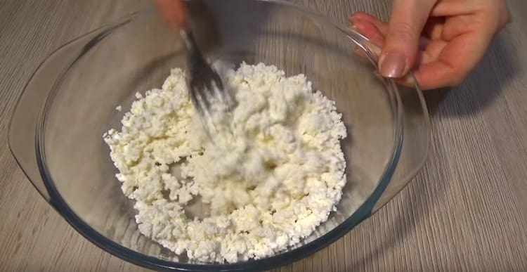 Knead the cottage cheese with a fork.