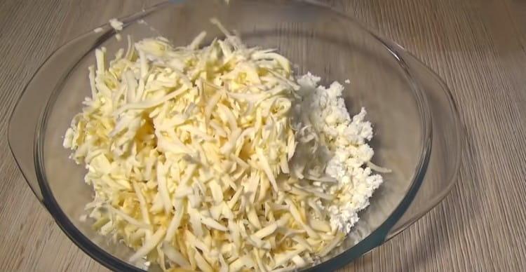 Ajouter le fromage au caillé et mélanger.