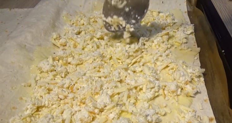 Étaler la moitié du fromage en grains sur le dessus.