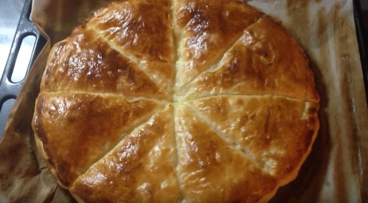 Such khachapuri from puff pastry is baked very quickly.