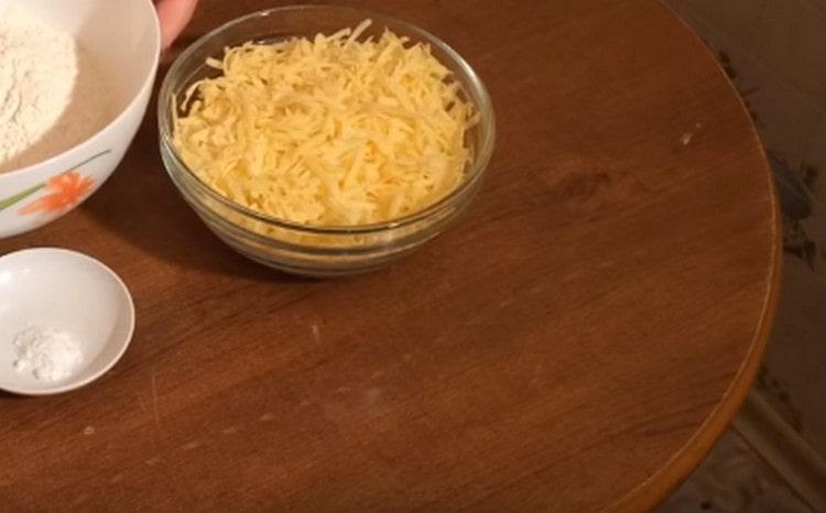 Para el relleno, mezcle el queso rallado con el huevo.