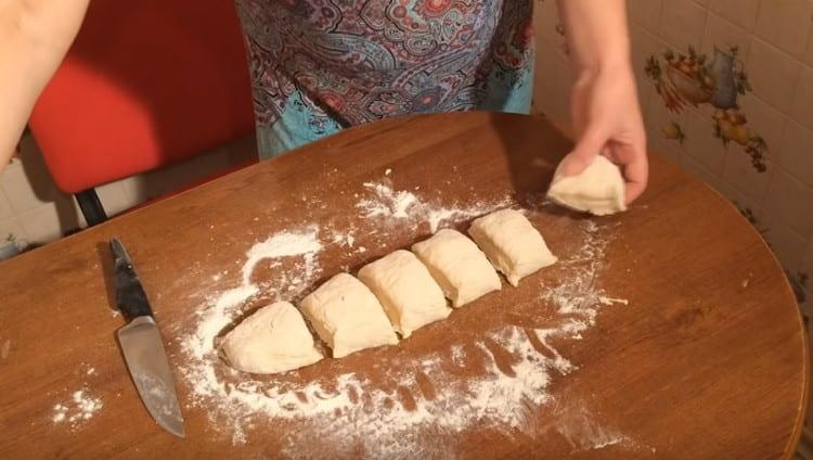 Rouler la pâte finie dans une saucisse et la couper en morceaux.