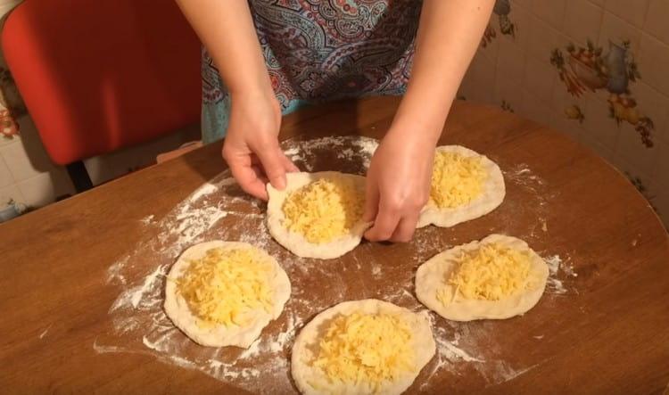 pon el relleno en el centro de cada pastel.