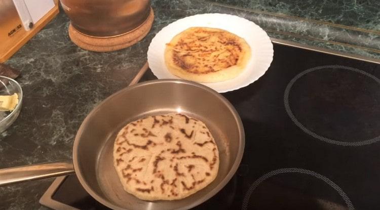 Cocine el khachapuri en el kéfir en una sartén seca.