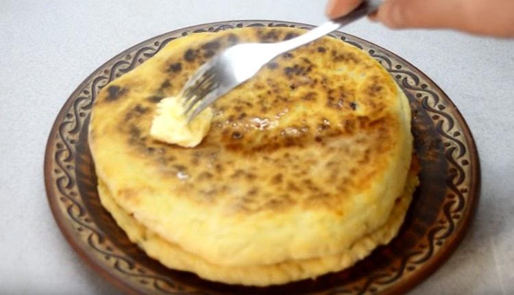 Khachapuri con queso, cocinado en una sartén, grasa con mantequilla.
