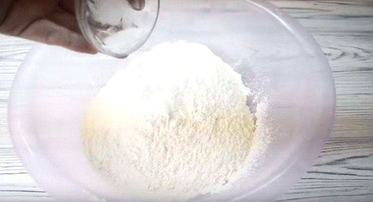 Kombinirajte suhe sastojke u zdjeli da napravite tijesto.