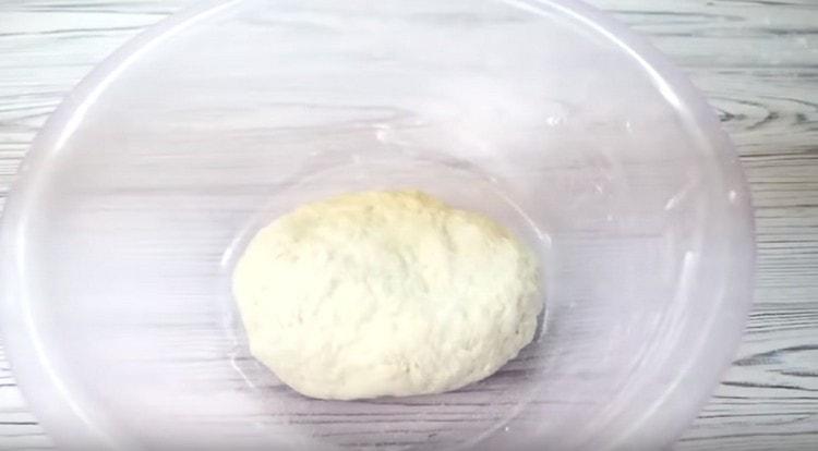 Leave the dough to lie down for about 20 minutes.