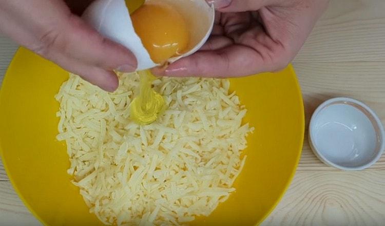 Agregue una clara de huevo al queso.