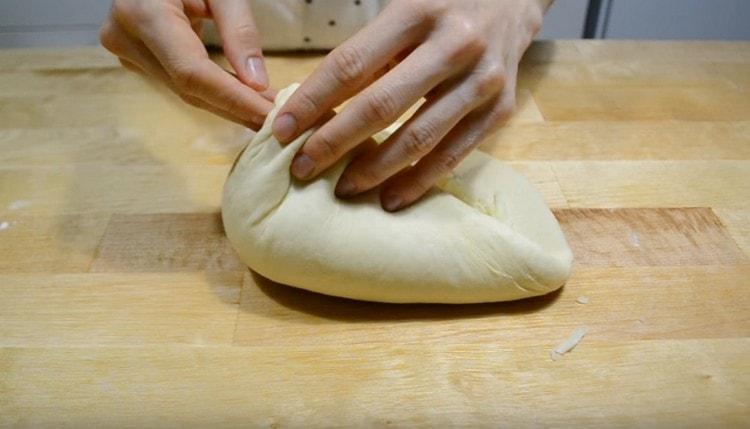 Nous recueillons la pâte avec un sac, pincer.