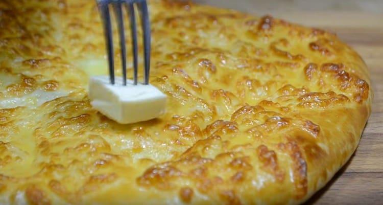 Lubrifiez les pâtisseries chaudes avec un morceau de beurre.