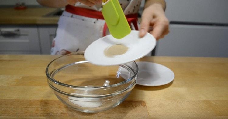 In a bowl we combine the yeast and sugar.