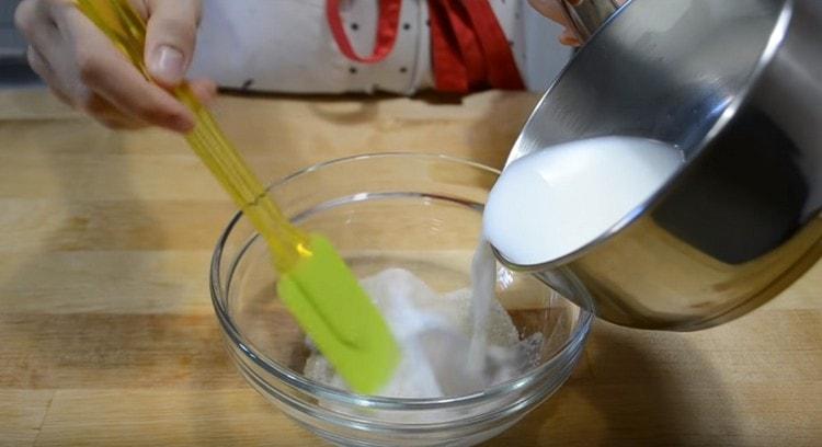 Verser la levure avec le sucre dans le lait tiède.