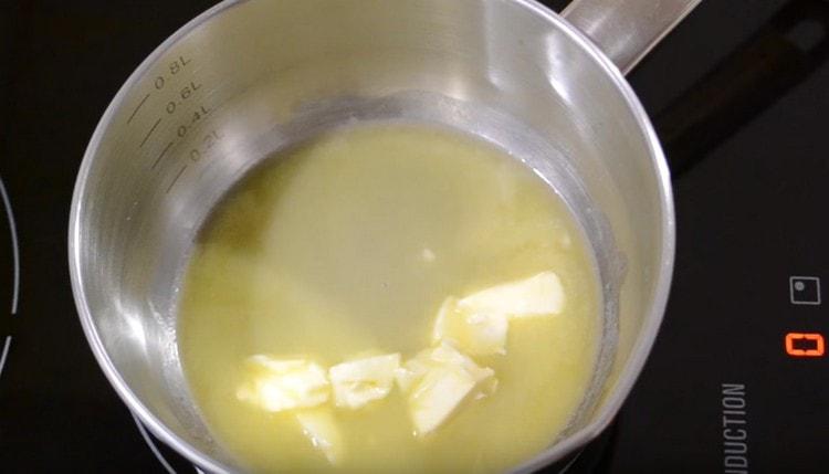Derretir la mantequilla.