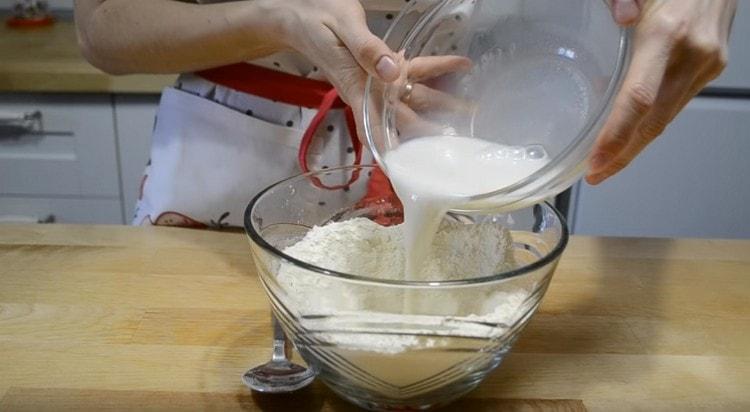 Semer la farine et la mélanger avec du sel, ajoutez-y du lait et de la levure.