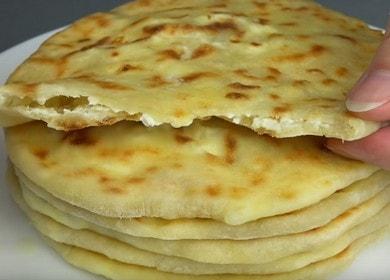 Cocinamos khachapuri rápido y muy sabroso con queso de acuerdo con una receta paso a paso con una foto.