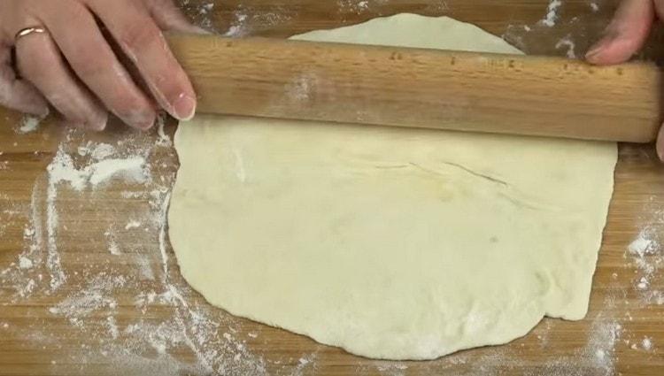 Rouler le gâteau finement avec un rouleau à pâtisserie.