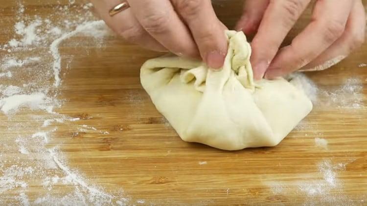 Recogemos la masa alrededor del relleno con una bolsa.