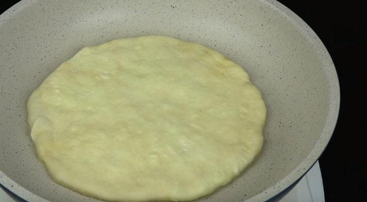 Frire le khachapuri avec le fromage dans une casserole sèche.