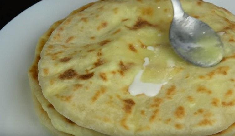 El khachapuri listo generalmente se engrasa con mantequilla derretida.